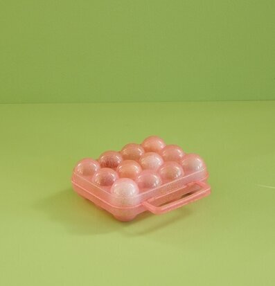 Äggbox Glitter In Pink från Rice på ljusgrön bakgrund