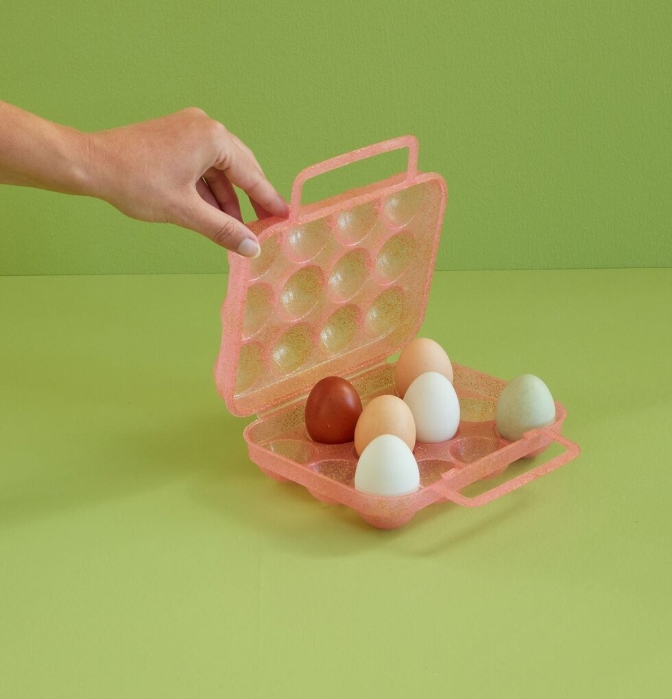 Äggbox Glitter In Pink från Rice med fem ägg och en hand