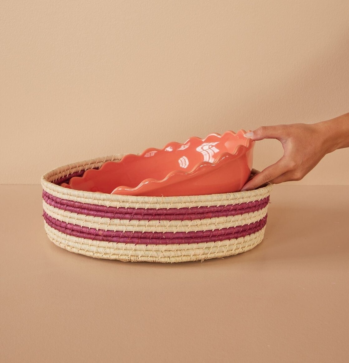 Brödkorg Aubergine Stripes Large från Rice med skål inuti