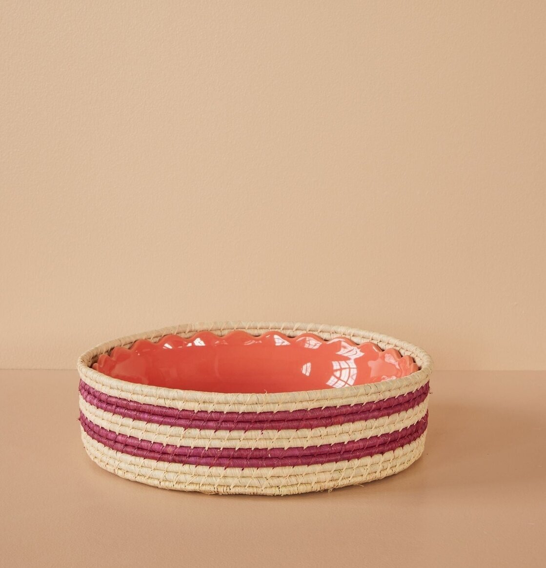 Brödkorg Aubergine Stripes Large från Rice på ett köksbord