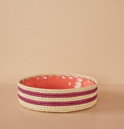 Brödkorg Aubergine Stripes Large från Rice på ett köksbord
