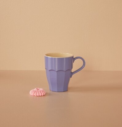Bild av stilren mugg i melamin med lavendelfärg
