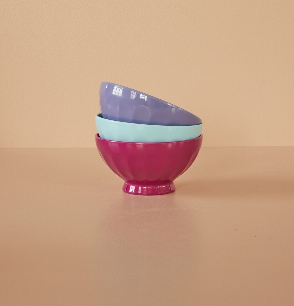 Skål Melamin Mint från Rice staplad med rosa och lila skålar