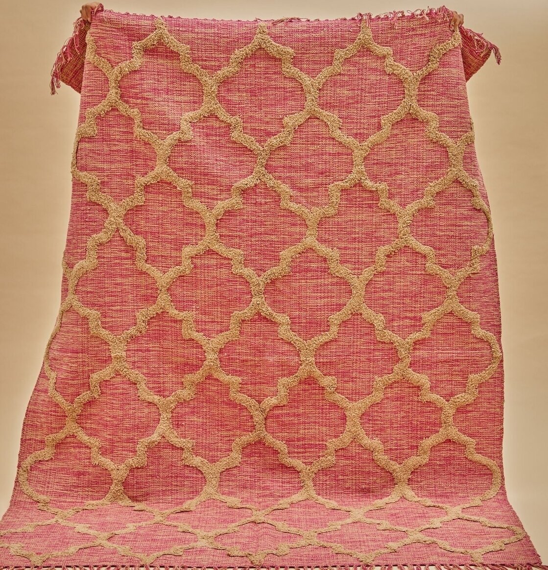 Golvmatta Aubergine från Rice med beige mönster och fransar