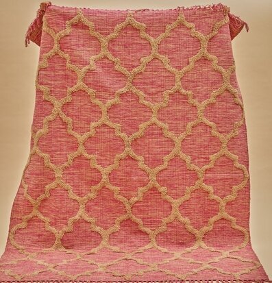 Golvmatta Aubergine från Rice med beige mönster och fransar