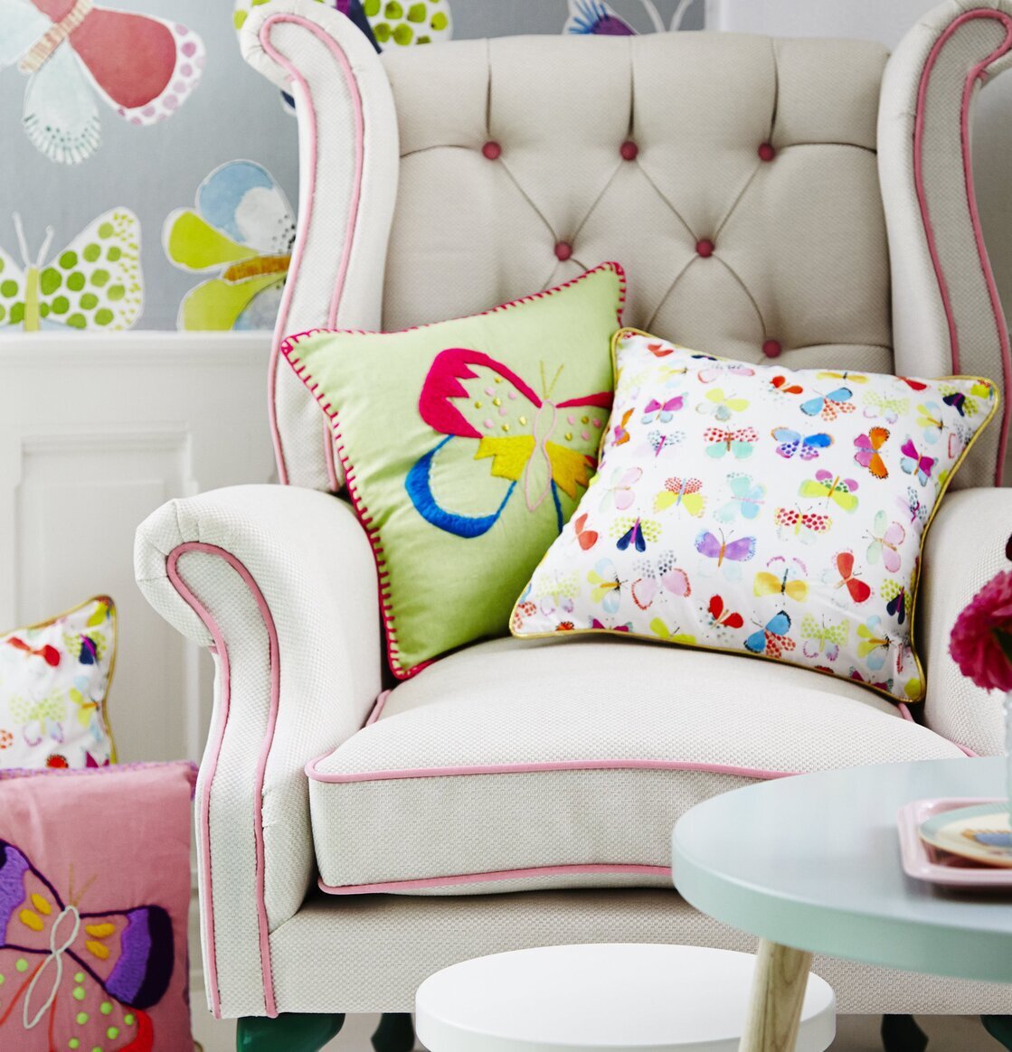 Wing Chair Cream With Pink Piping från Rice i färgglatt rum