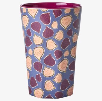 Bild av mugg med livfullt mönster och färgkontrast