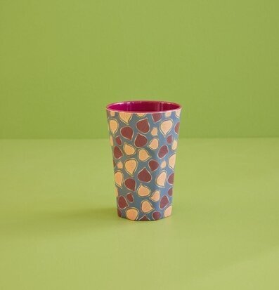 Foto av livfull mugg med lekfullt och färgglatt motiv