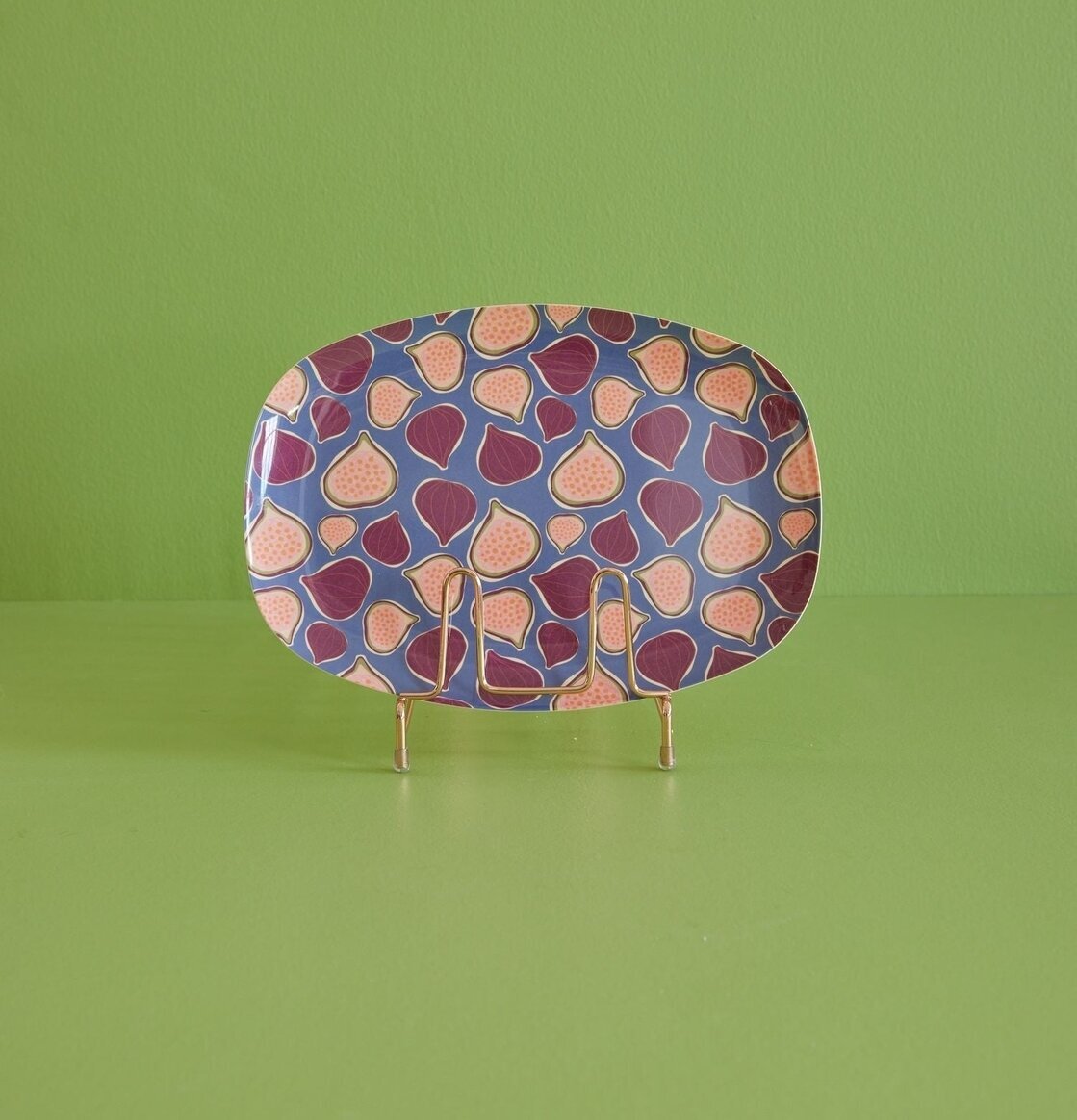 Tallrik Figs In Love Print från Rice på grönt underlag