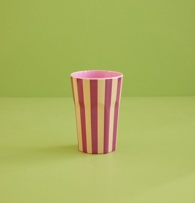 Bild av färgglad mugg med rosa och creme ränder