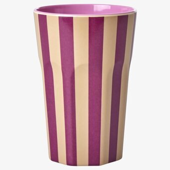 Bild av stilren latte-mugg med lila och vita ränder