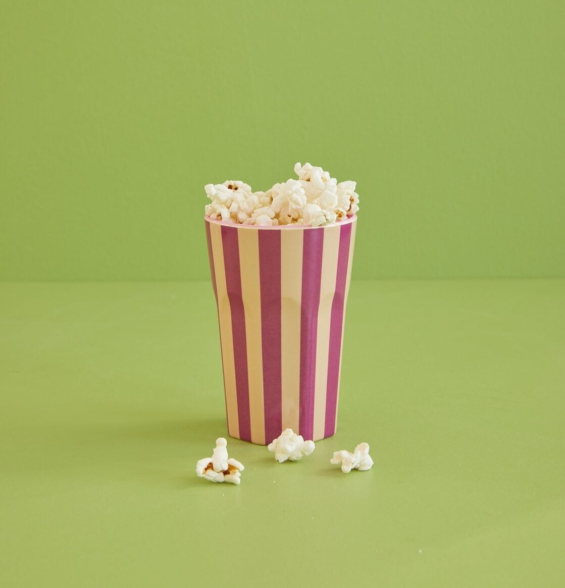 Mugg Latte Stripes Print från Rice fylld med popcorn