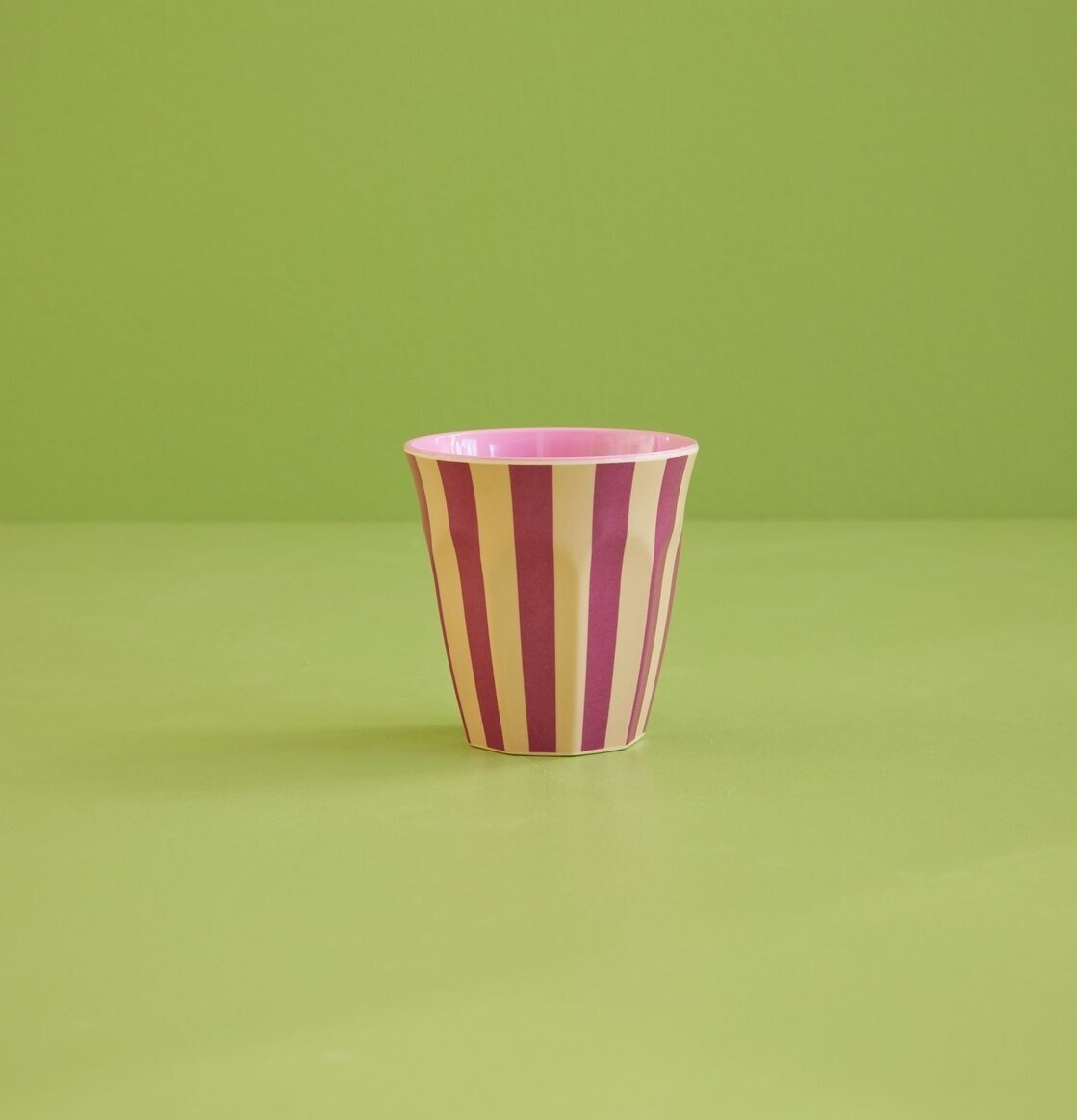 Melaminmugg Stripes Print från Rice med rosa och beige ränder