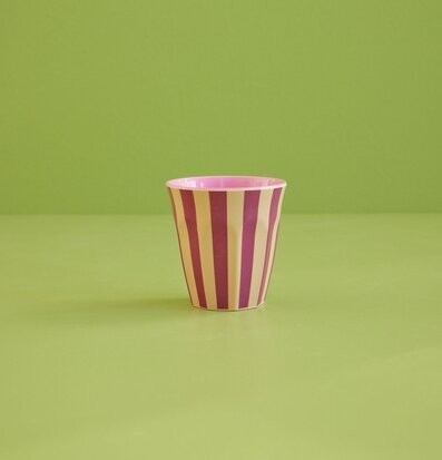 Foto av melaminmugg med randigt mönster och grön bakgrund