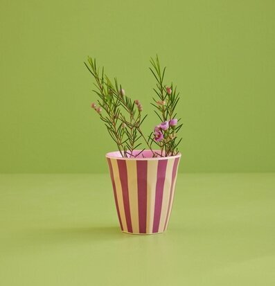 Bild av melaminmugg med lila och beige ränder