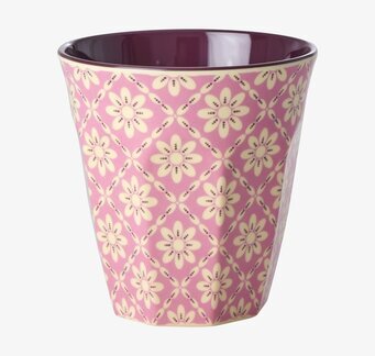 Bild av färgglad melaminmugg med blommigt mönster