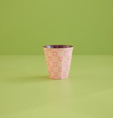 Bild av färgglad mugg med blommönster och limegrön bakgrund