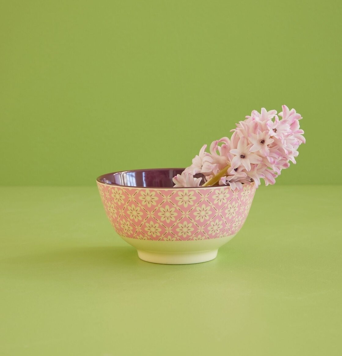 Skål Graphic Flower Print från Rice med blommor i skålen