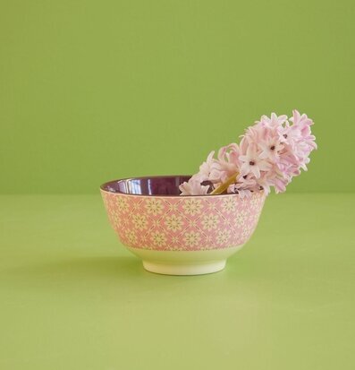 Skål Graphic Flower Print från Rice med blommor i skålen