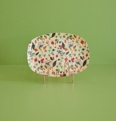 Tallrik Rosebuds Print från Rice med färgglatt blommönster