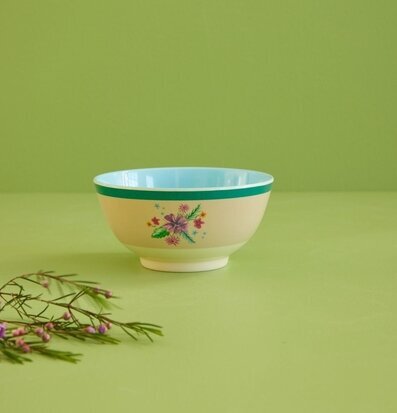 Skål Arda Bloom Print från Rice med blommotiv och färger