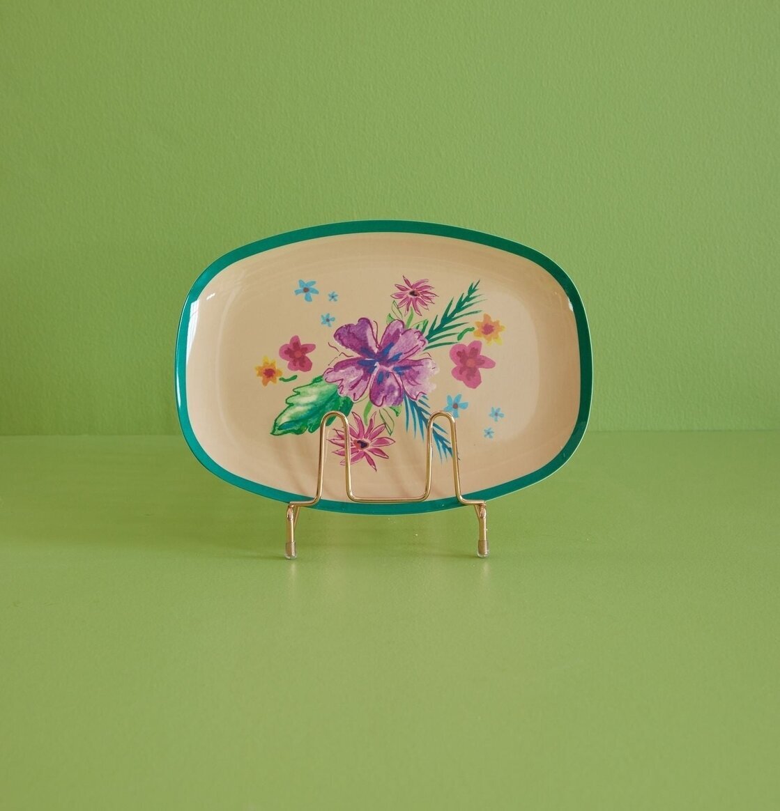 Tallrik Arda Bloom Print från Rice med blommigt mönster