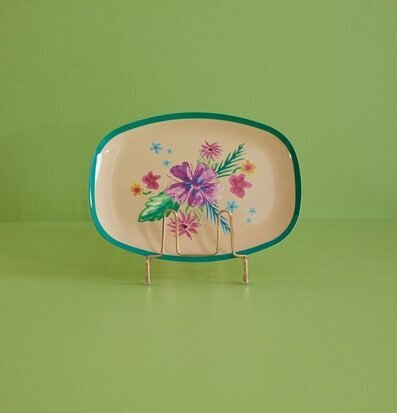 Tallrik Arda Bloom Print från Rice med blommigt mönster