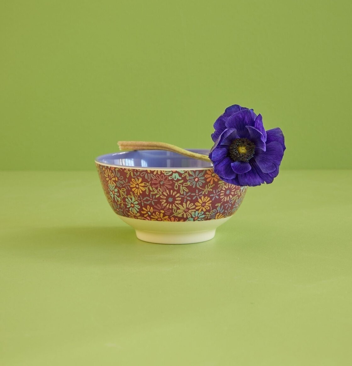 Skål Wild Vintage Flower Print från Rice på grön bakgrund