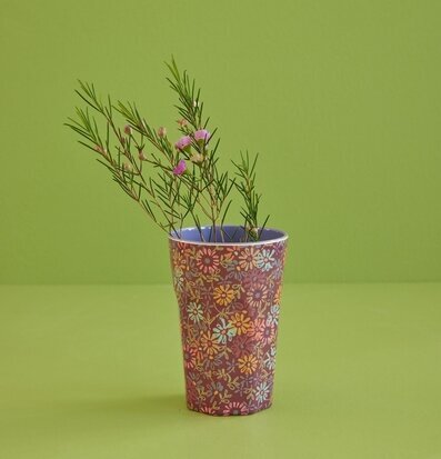 Foto av latte-mugg med blommigt vintage-mönster