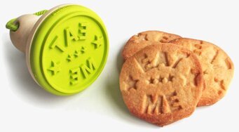 Kakstämpel Eat Me från Suck UK med tre nybakade kakor