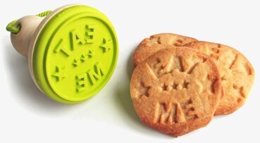 Kakstämpel Eat Me från Suck UK med tre nybakade kakor