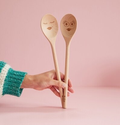 Träslev Smiling Face från Rice hålls av hand i stickad tröja