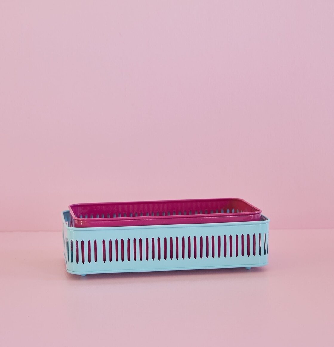 Plåtbricka Square Mint/Soft Plum från Rice i fokus