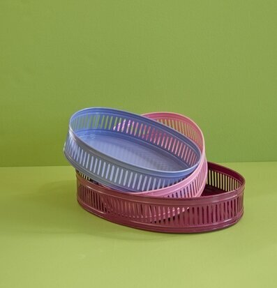 Plåtbricka Oval Aubergine/Pink/Lavender från Rice, staplade