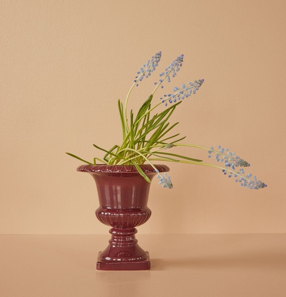 Pokalkruka Aubergine från Rice med blåblommiga växter