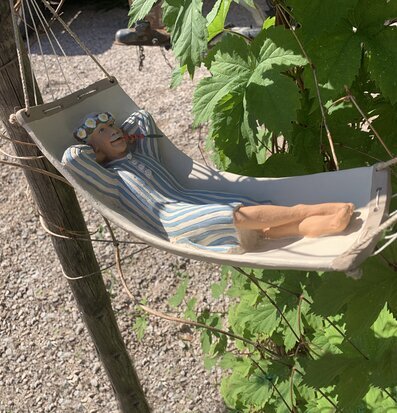 Karl-Anton I Hängmattan från Sverigealmanackan i trädgård