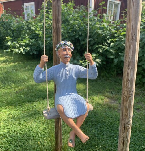 Karl-Anton I Gungan från Sverigealmanackan i en trädgård