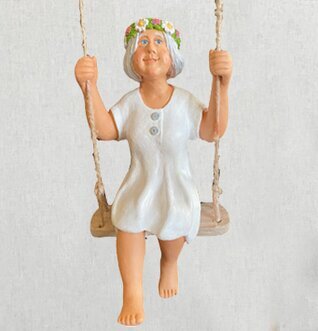 Elsa I Gungan från Sverigealmanackan, äldre kvinna på gunga