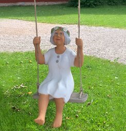 Elsa I Gungan från Sverigealmanackan: flicka i vit klänning