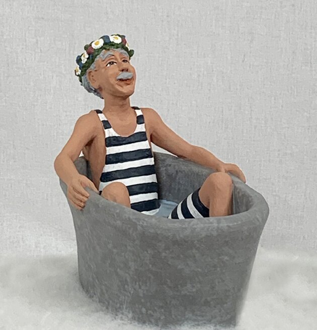 Karl-Anton I Badet från Sverigealmanackan i randig baddräkt