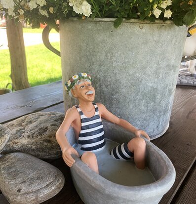 Karl-Anton I Badet från Sverigealmanackan i betongbalja