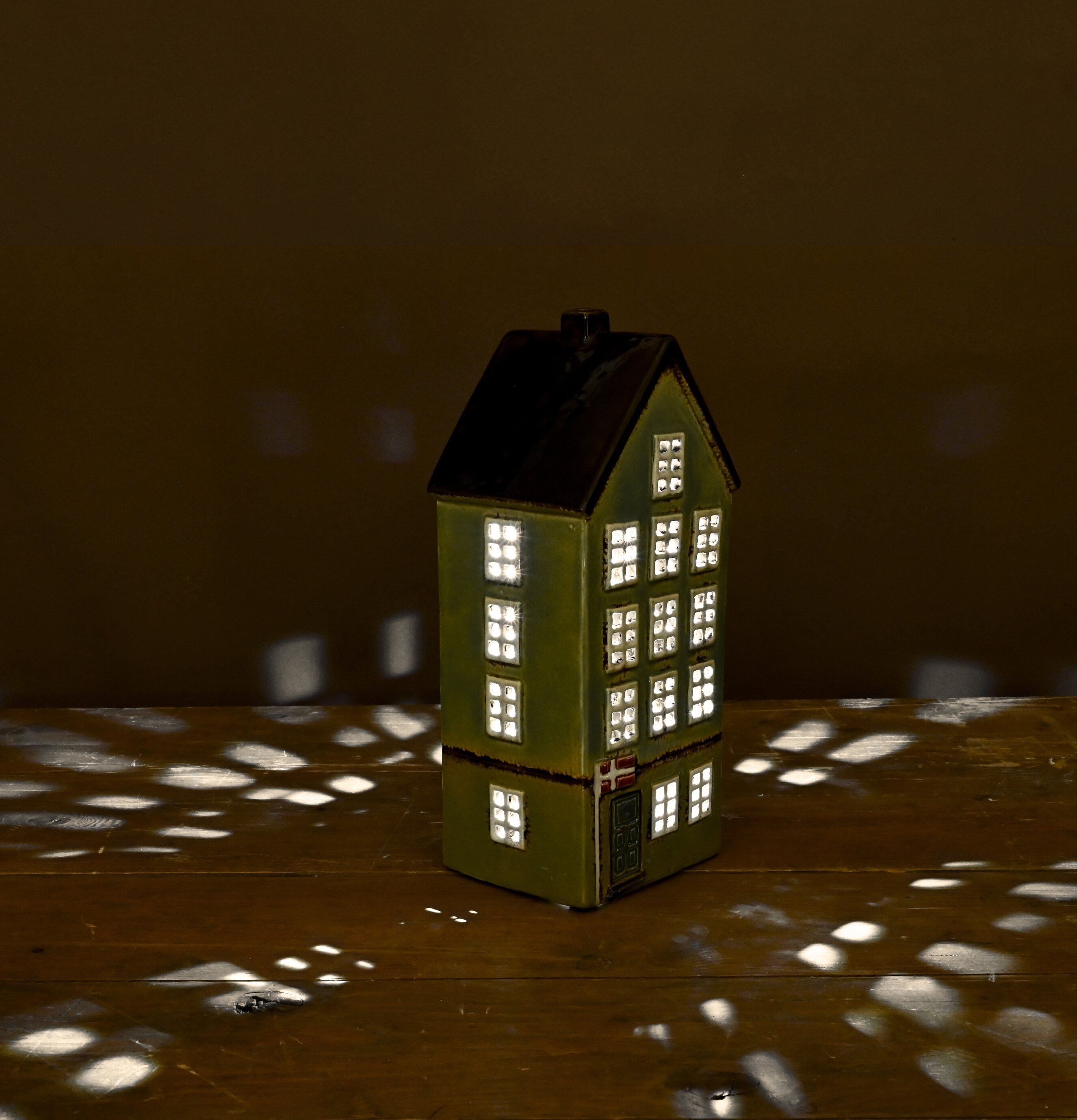 Solcellsbelysning Hus Grön från Det Gamle Apotek på träbord