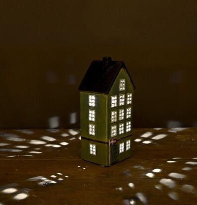 Solcellsbelysning Hus Grön från Det Gamle Apotek på träbord