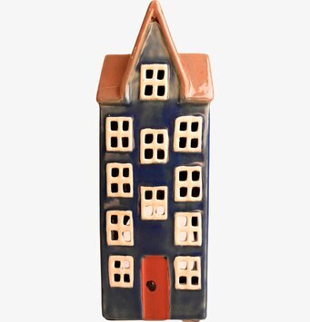 Foto av ljuslykta med nordisk arkitektur och färger