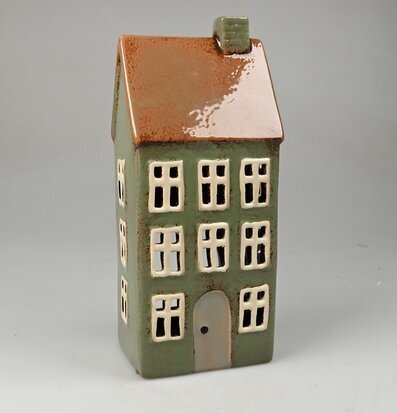 Foto av en petrolfärgad ljuslykta i form av ett hus