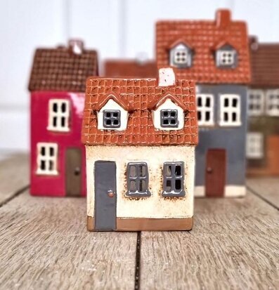 Bild av charmig ljuslykta formad som ett litet hus