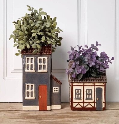 Vas Keramik Hus Creme från Det Gamle Apotek med blommor