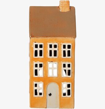 Bild av charmig ljuslykta i form av ett litet hus