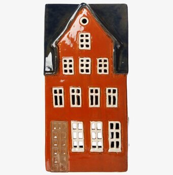 Bild av ljuslykta i form av traditionellt nordiskt hus