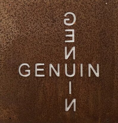 Skylt Genuin (Armeringsnät) från Lind Decoration med rå känsla